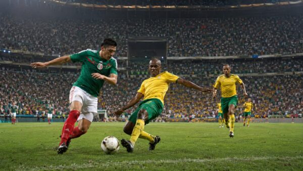 メキシコ代表と南アフリカ代表が激しく競り合うワールドカップ2026開幕戦のイメージ