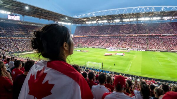 カナダ代表の初戦を満員のスタジアムで観戦する日本人女性サポーター