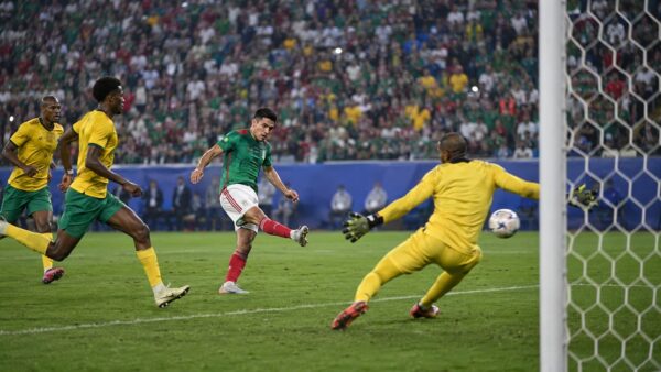 メキシコ代表キニョネスが南アフリカ守備陣の前で先制ゴールを狙う場面