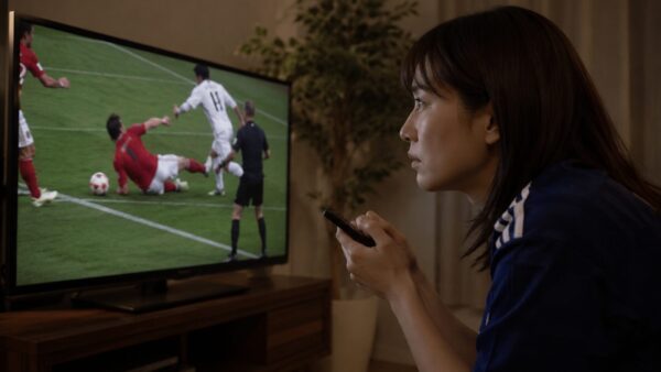 VAR判定の場面を緊張した表情で見守る日本人女性サッカーファン